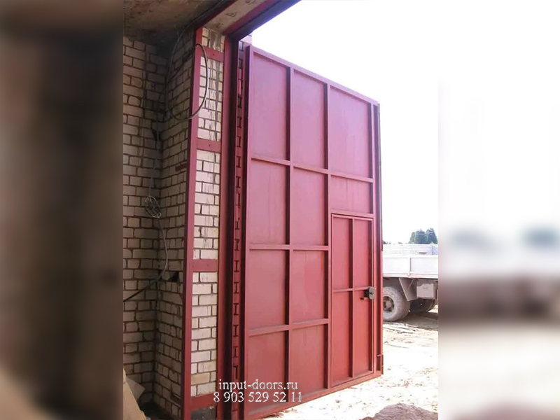Распашные ворота с калиткой для гаража металлические