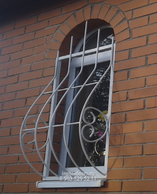 Дутая решетка в арку окна