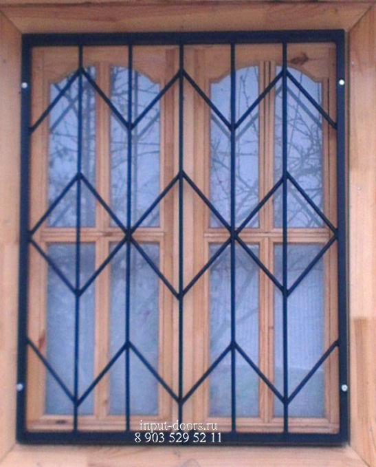 Сварная решетка на деревянном окне